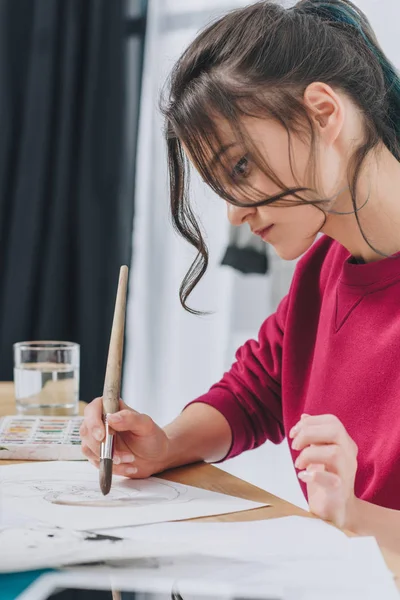 Designerin zeichnet mit großem Pinsel — Stockfoto