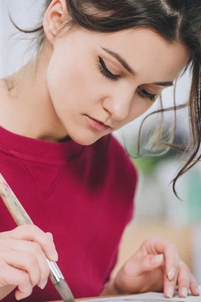 Attrayant jeune fille dessin avec grand pinceau — Photo de stock