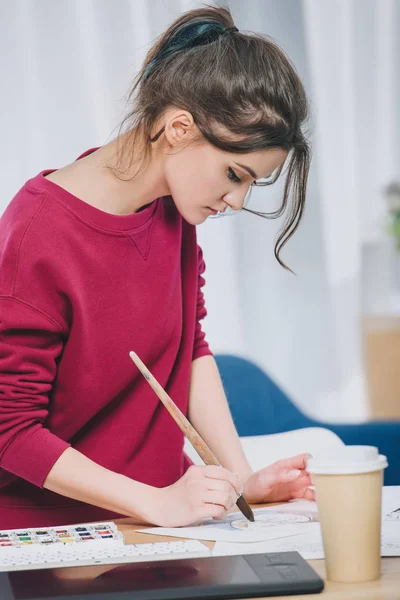 Bonita senhora desenho na mesa em casa escritório — Fotografia de Stock