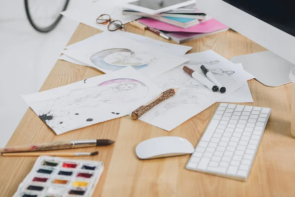 Local de trabalho do designer com desenhos e computador — Fotografia de Stock