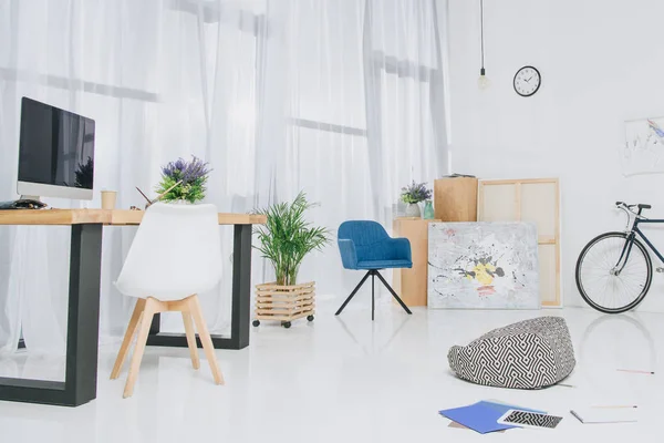 Intérieur de la chambre avec table de travail et vélo au mur — Photo de stock