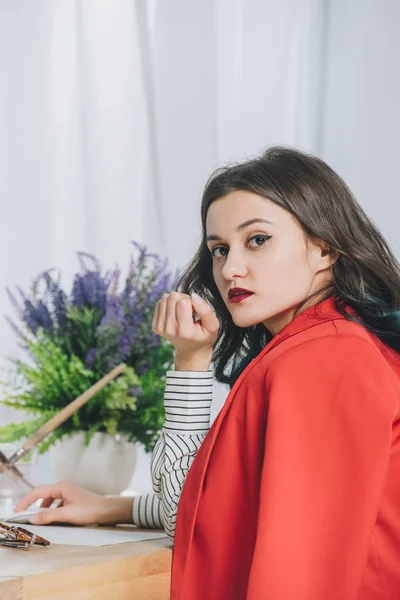 Attraente ragazza che lavora da tavolo di lavoro con il computer — Foto stock