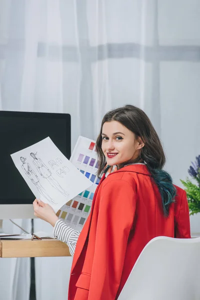 Designer feminina trabalhando com ilustrações por mesa de trabalho com computador — Fotografia de Stock