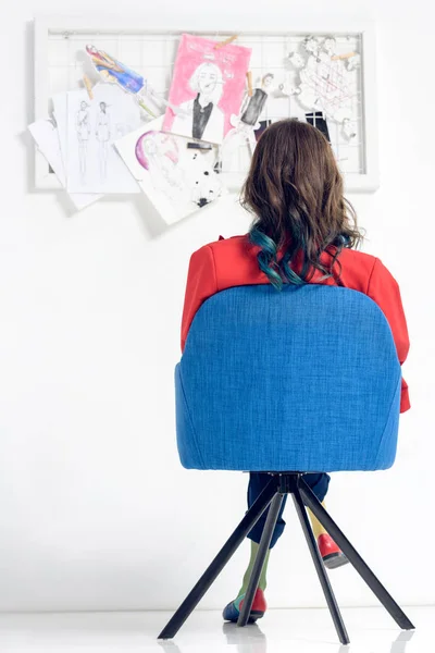 Vista trasera de la mujer mirando el tablero del humor - foto de stock