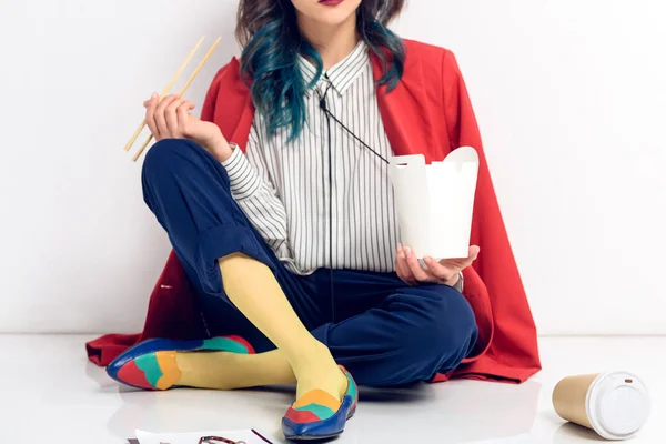 Vista cortada de mulher comendo comida chinesa no fundo branco — Fotografia de Stock