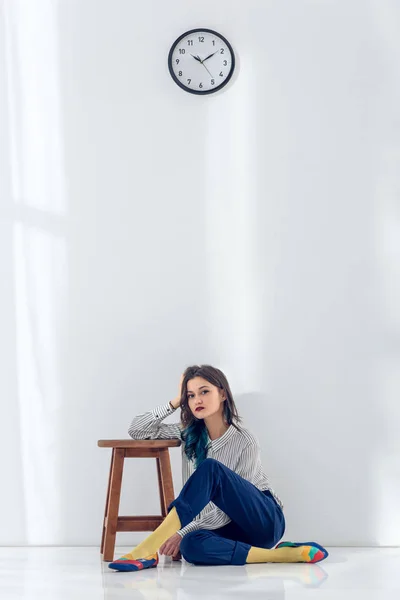 Красуня леді сидить на підлозі біля стільця — стокове фото