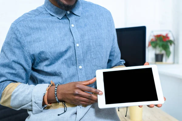 Uomo afroamericano che mostra schermo tablet digitale — Foto stock