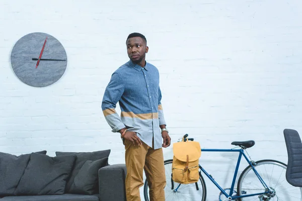 Homme afro-américain debout dans une chambre moderne — Photo de stock