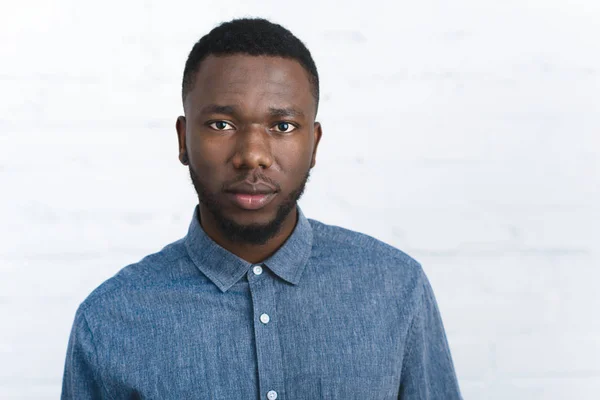 Confident african american man by white wall — Stock Photo