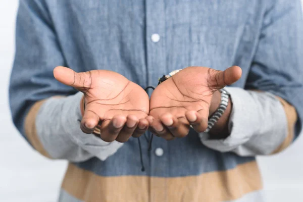 Vista de perto das mãos masculinas africanas americanas — Fotografia de Stock