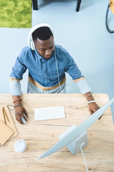 Afro-Américain travaillant par table informatique — Photo de stock