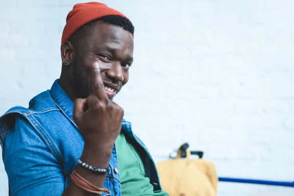 Schöner afrikanisch-amerikanischer Mann zeigt Mittelfinger — Stockfoto