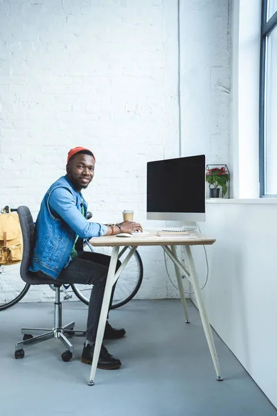 Africano americano homem trabalhando à mesa com computador — Fotografia de Stock