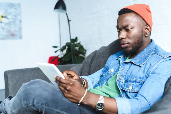 Bel homme afro-américain utilisant une tablette numérique — Photo de stock