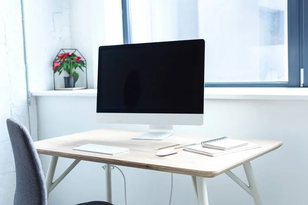 Écran blanc de l'ordinateur sur la table de travail — Photo de stock