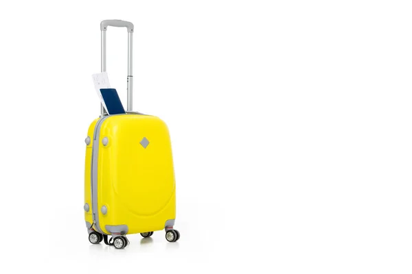 Желтый чемодан с паспортом и билетом изолирован на белом — стоковое фото