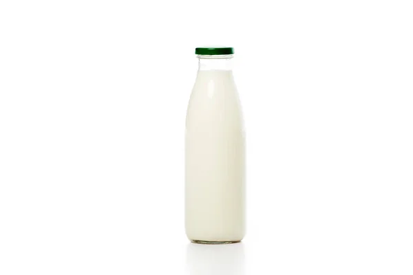 Крупный план стеклянной бутылки со свежим молоком, изолированным на белом — стоковое фото