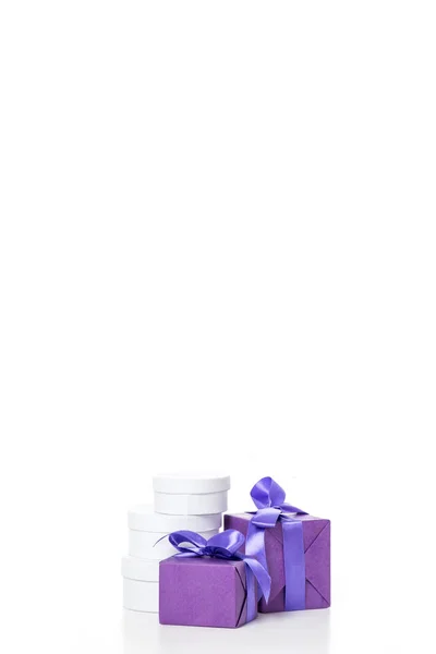 Nahaufnahme der Anordnung von verschiedenen verpackten weißen und lila Geschenken isoliert auf weiß — Stock Photo
