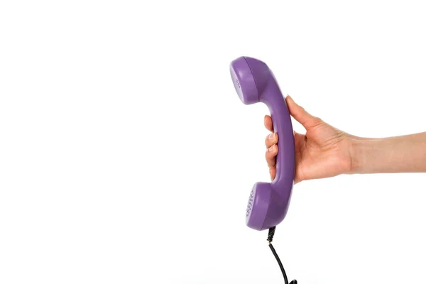 Disparo recortado de mujer sosteniendo tubo telefónico púrpura en la mano aislado en blanco - foto de stock