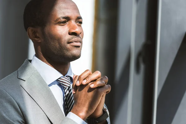 Porträt eines hübschen jungen afrikanisch-amerikanischen Geschäftsmannes, der wegschaut — Stockfoto