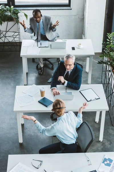 Vue aérienne de gens d'affaires multiethniques travaillant ensemble au bureau — Photo de stock