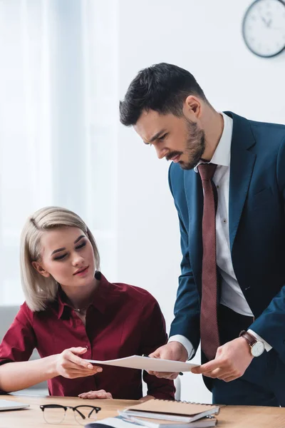Jungunternehmerin und Geschäftsfrau schaut im Büro auf Papier — Stockfoto