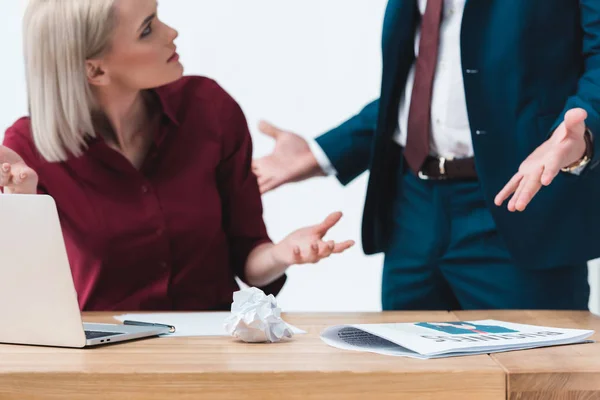 Tiros recortados de jóvenes empresarios discutiendo en el lugar de trabajo - foto de stock