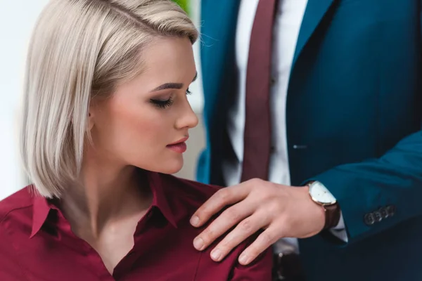 Corte tiro de empresário flertando com bela jovem colega no local de trabalho — Fotografia de Stock