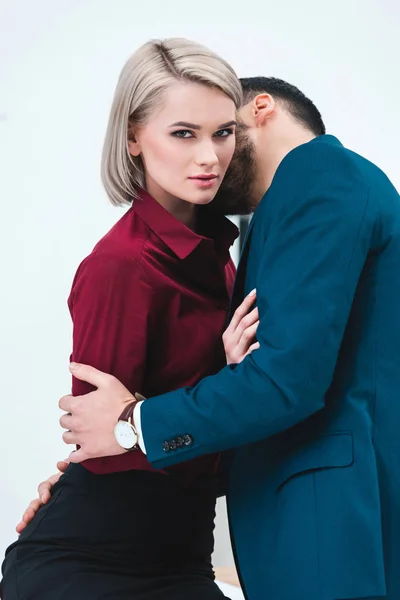 Seductora joven pareja de gente de negocios besándose y coqueteando - foto de stock