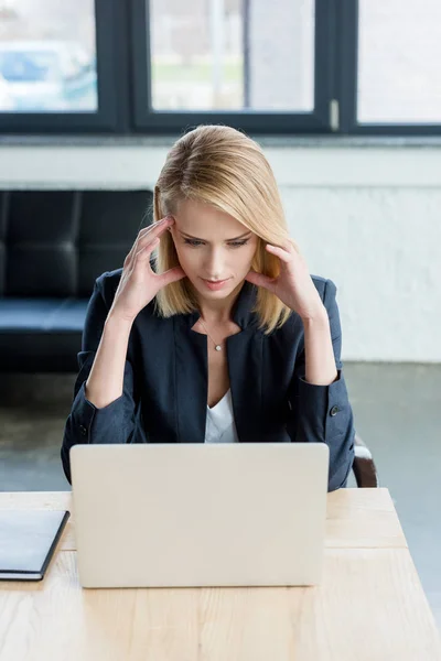 Vista ad alto angolo di donna d'affari concentrata utilizzando il computer portatile sul posto di lavoro — Foto stock