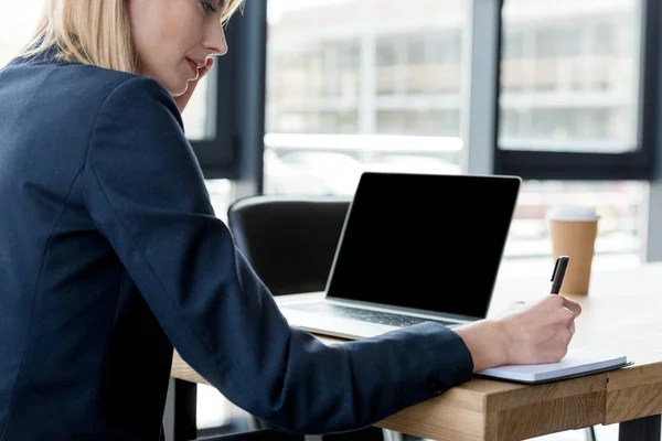 Plan recadré de femme d'affaires professionnelle prenant des notes sur le lieu de travail — Photo de stock