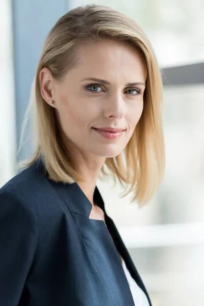 Porträt der schönen blonden Geschäftsfrau, die in die Kamera lächelt — Stockfoto