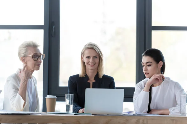 Schöne Geschäftsfrauen mit Laptop bei Treffen im Büro — Stockfoto