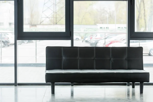 Schwarzes Ledersofa in leerem Büro — Stockfoto