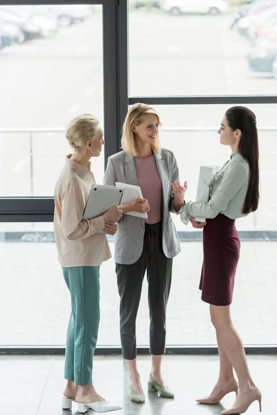 Щасливі красиві бізнес-леді розмовляють в офісі — Stock Photo