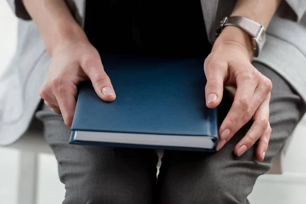 Обрезанный образ предпринимательницы, держащей ноутбук в офисе — стоковое фото