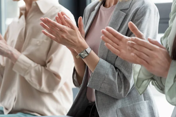 Abgeschnittenes Bild von Geschäftsfrauen, die im Amt applaudieren — Stockfoto