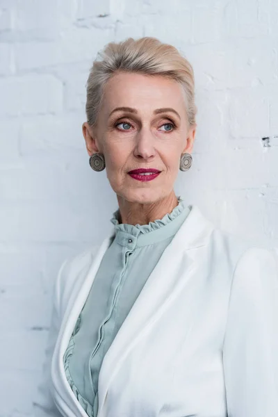 Retrato da mulher de negócios elegante sênior elegante — Fotografia de Stock