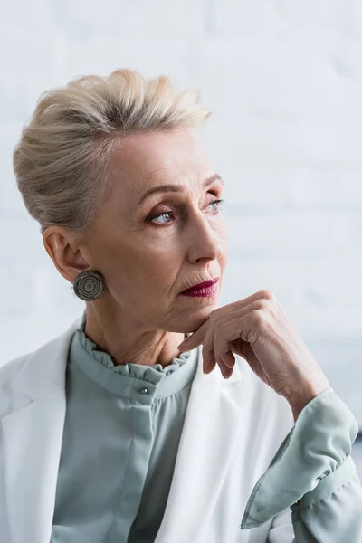 Retrato de mulher de negócios sênior elegante pensativo — Fotografia de Stock