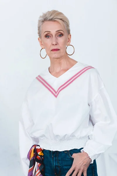 Портрет модной пожилой женщины, изолированной на белом — стоковое фото