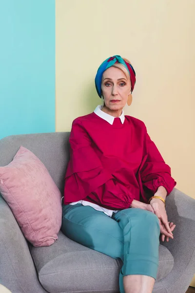 Donna anziana alla moda in stile retrò seduta in poltrona — Foto stock