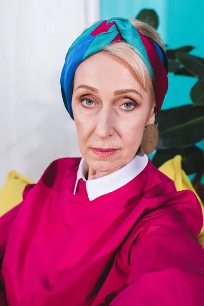 Портрет привлекательной пожилой женщины в винтажном стиле — стоковое фото
