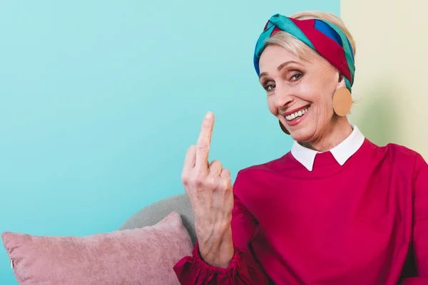 Модна старша жінка, що показує середній палець — стокове фото