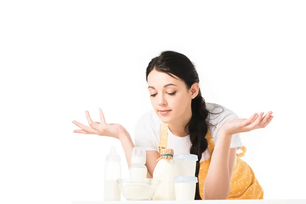 Жінка в фартусі з широкими руками, стоячи за столом з дітьми їжа та молоко ізольовані на білому тлі — стокове фото