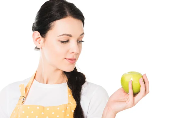 Junge Frau in Schürze mit Apfel in der Hand isoliert auf weißem Hintergrund — Stockfoto