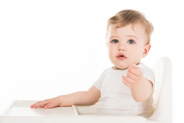 Adorabile bambino seduto in seggiolone isolato su sfondo bianco — Foto stock