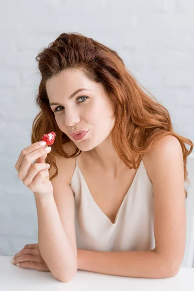 Ritratto ravvicinato di giovane donna felice che mangia fragola — Foto stock