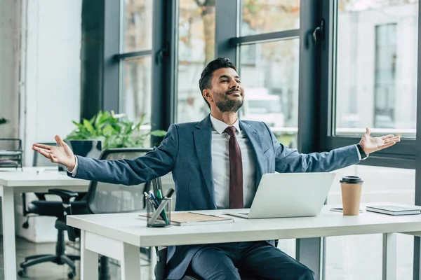 Glücklicher Geschäftsmann zeigt Wow-Geste am Arbeitsplatz — Stockfoto