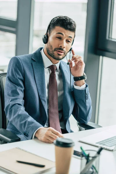 Fuoco selettivo dell'operatore concentrato del call center che lavora in ufficio — Foto stock