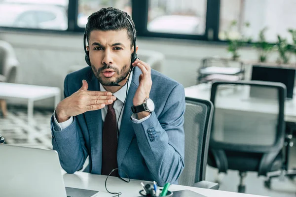 Operador de call center descontente no fone de ouvido mostrando gesto stop — Fotografia de Stock